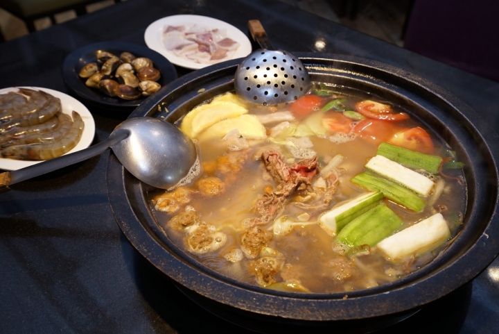 [食記] 黑哥自助石頭火鍋城。中山站美食。高CP值、食材新鮮、以盤計價、用餐環境像咖啡店般舒適!