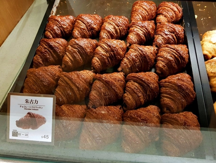 八月堂HAZUKIDO 臺中大遠百店 快閃店 殿堂級可頌 口味多樣 造型美 獨門摺層手法+高級食材原料~ 食記