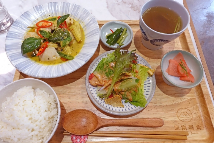 [食記] 新竹。皿富器食 min food。日系風格定食 講究食材的美味餐廳! 好評推薦--泰香咖哩雞菲力、豚骨拉麵\x26炙燒牛丼(近巨城)