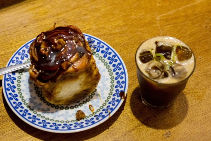 【美食。食記】台北市 東區 不睡覺也要喝 Fly's kitchen 蒼蠅廚房 肉桂捲 甜點 咖啡 推薦