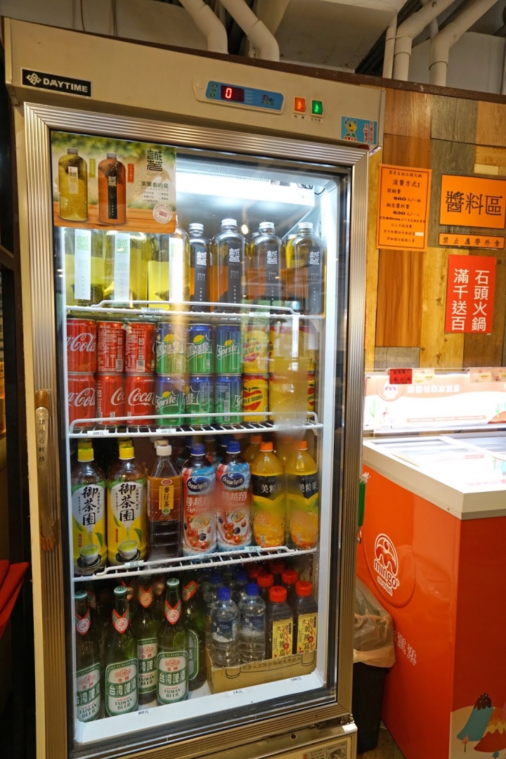 [食記] 黑哥自助石頭火鍋城。中山站美食。高CP值、食材新鮮、以盤計價、用餐環境像咖啡店般舒適!