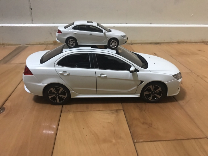 模型車：Mitsubishi 三菱 1/18 - GRAND LANCER 大小車（白）