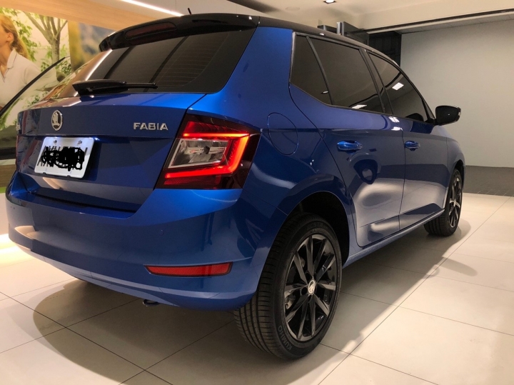 一有FABIA3.5消息馬上訂.....終於來了.....開心.....一點都不專業的開箱 哈