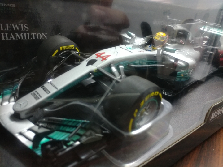 [開箱]1/18  Mercedes AMG GP W08