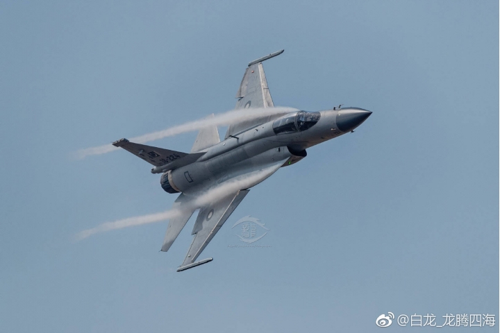 梟龍戰機