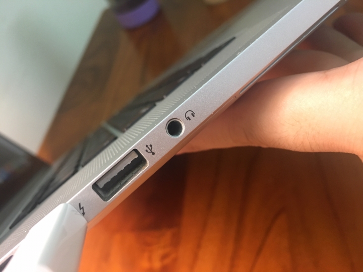 想請問各位MacBook Pro 15 ~3.5mm耳機孔，這樣正常嗎？（附圖）