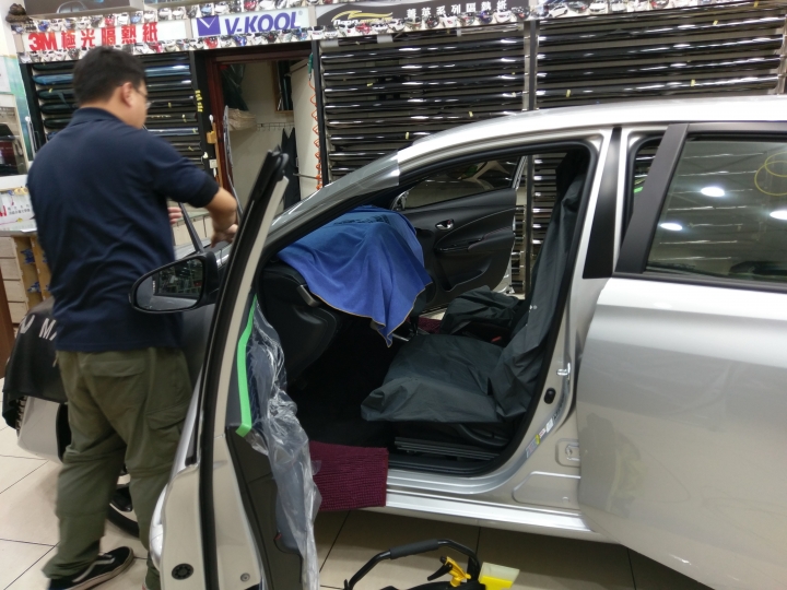 真開箱文   18 Yaris S 銀鴨 購車心得記