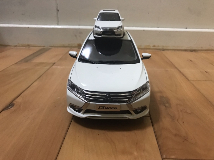 模型車：Mitsubishi 三菱 1/18 - GRAND LANCER 大小車（白）