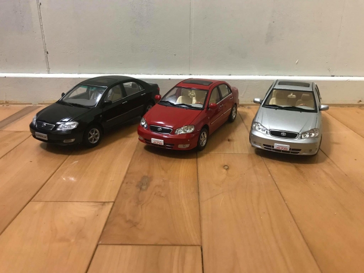 模型車：TOYOTA 豐田 ALTIS 1/18 （ 三色集合 ：紅、黑、金）