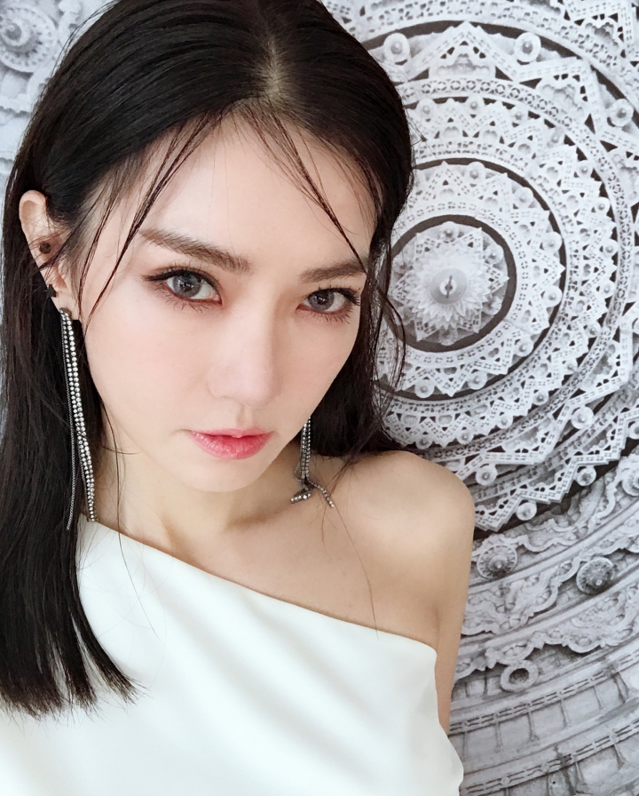 謝金燕長的越來越遠