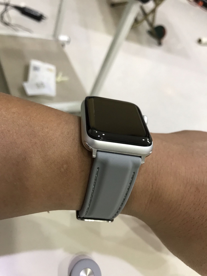 分享Apple Watch 3 運動錶帶-簡約縫線 灰色 42mm