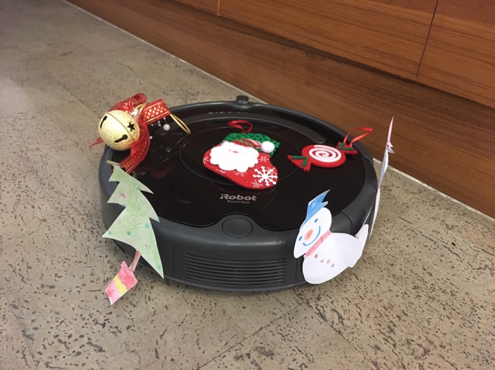 小朋友把iRobot變成了活聖誕樹