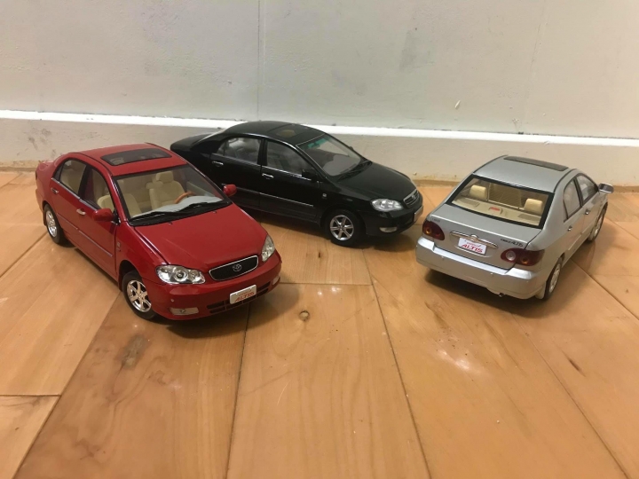 模型車：TOYOTA 豐田 ALTIS 1/18 （ 三色集合 ：紅、黑、金）