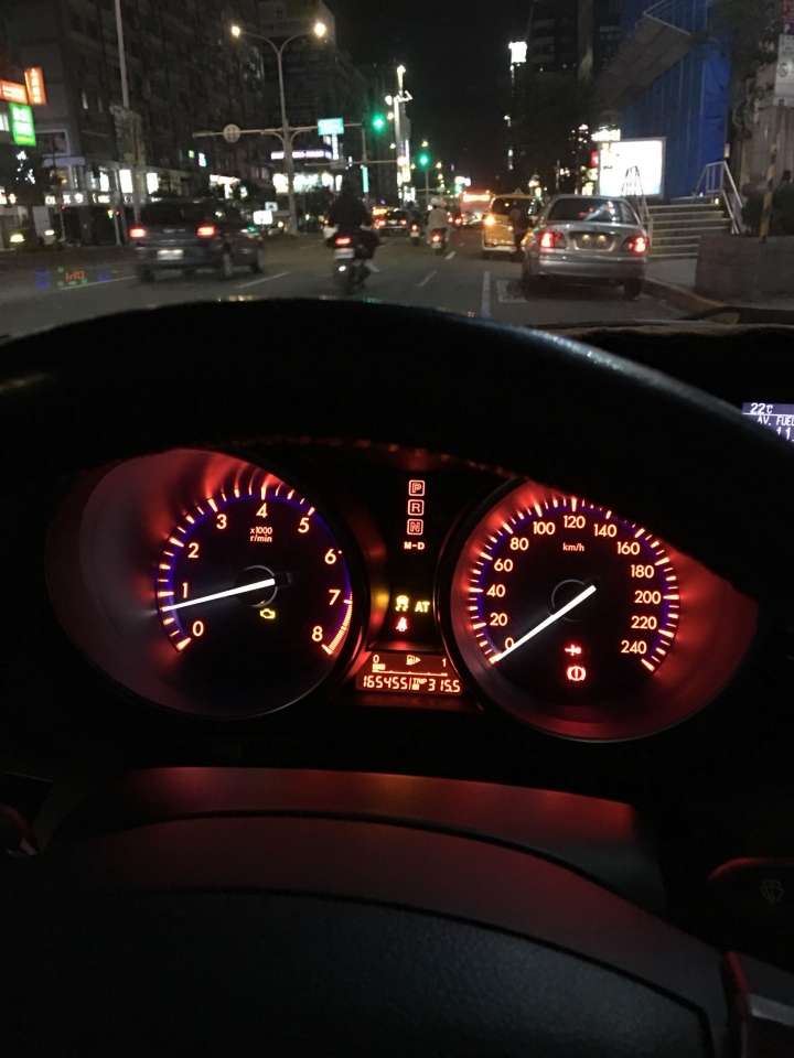 10年馬三2.5亮三個燈顧路，欲哭無淚台北路邊等拖吊