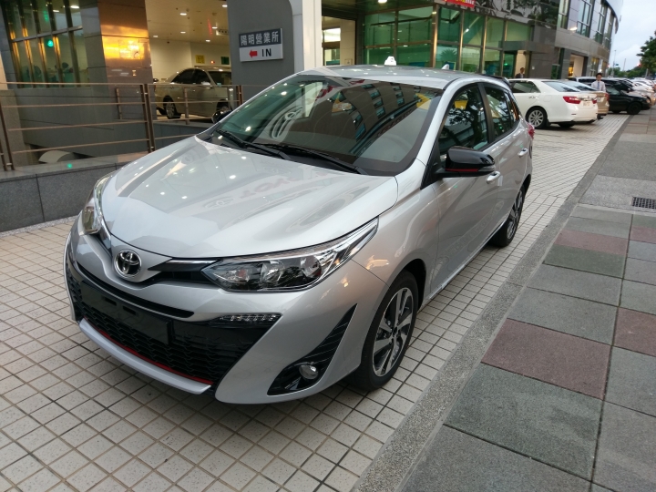 真開箱文   18 Yaris S 銀鴨 購車心得記