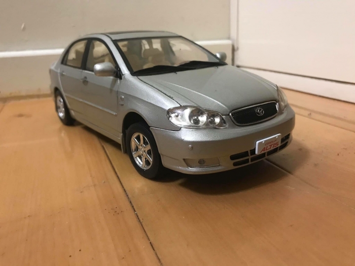 模型車：TOYOTA 豐田 ALTIS 1/18 （ 三色集合 ：紅、黑、金）
