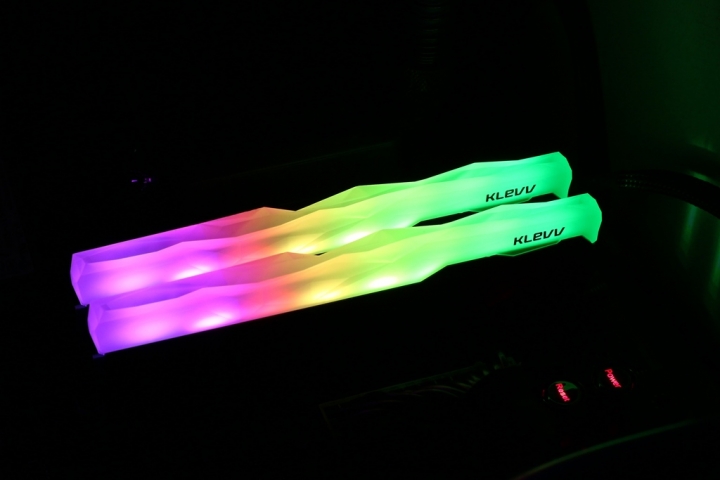 科賦KLEVV CRAS X RGB DDR4電競記憶體-酷炫RGB水晶寶石造型設計，視覺效果再升級