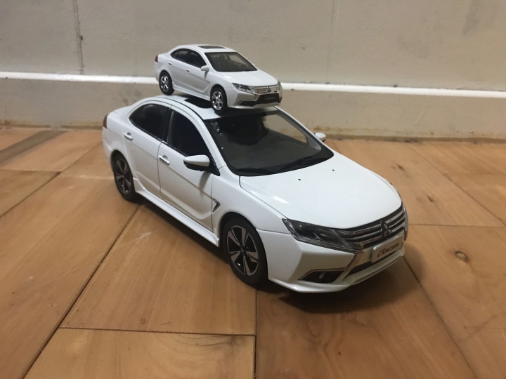 模型車：Mitsubishi 三菱 1/18 - GRAND LANCER 大小車（白）