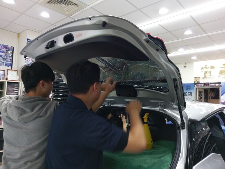 真開箱文   18 Yaris S 銀鴨 購車心得記