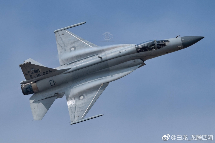 梟龍戰機