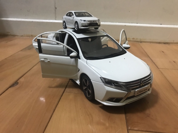 模型車：Mitsubishi 三菱 1/18 - GRAND LANCER 大小車（白）