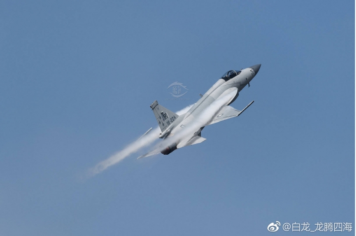 梟龍戰機