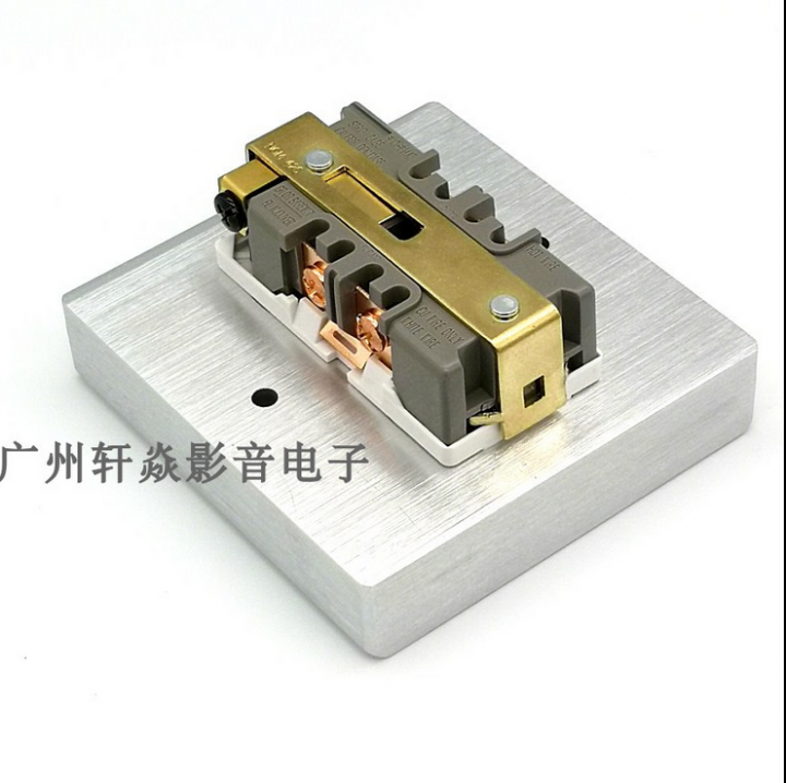 請問淘寶這種86*86的牆插買回台灣後如何固定在牆上?