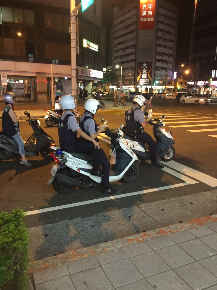 請問機車停等紅燈時可使用手機嗎