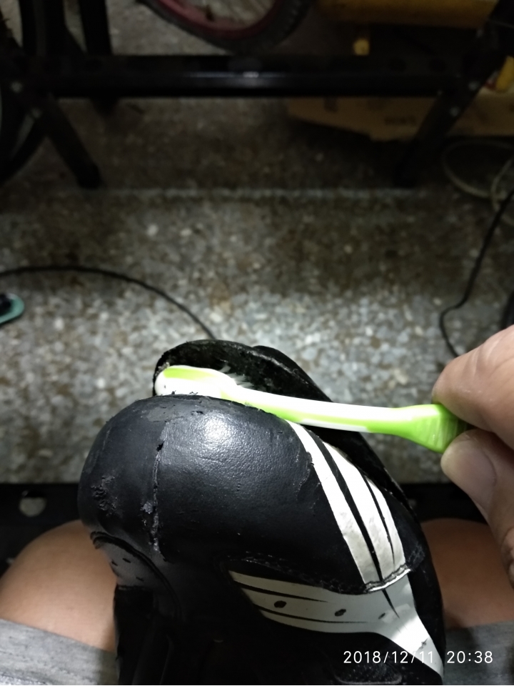 煩人的卡鞋脫膠，死馬當活馬醫