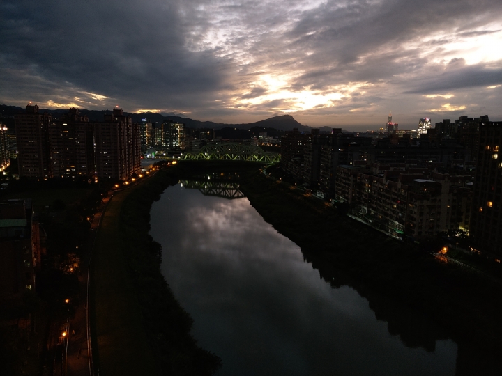 U12+   搭配google camera 夜拍功能，這的很好用。