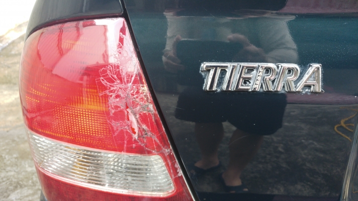Ford Tierra1.8 Ghia 關箱文