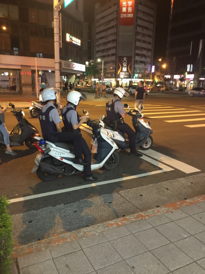 請問機車停等紅燈時可使用手機嗎