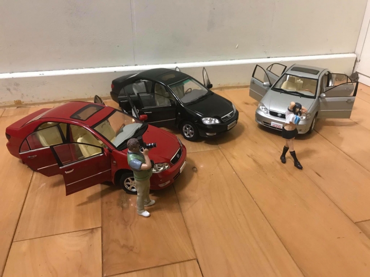 模型車：TOYOTA 豐田 ALTIS 1/18 （ 三色集合 ：紅、黑、金）
