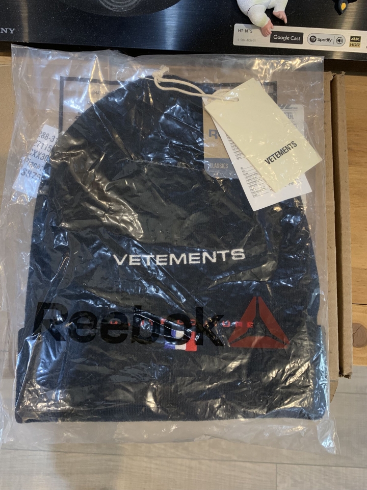 「開箱」包裝超級大之加拿大鵝紅色毛帽及vetements x Reebok黑色毛帽