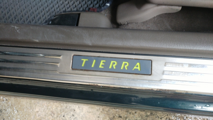 Ford Tierra1.8 Ghia 關箱文