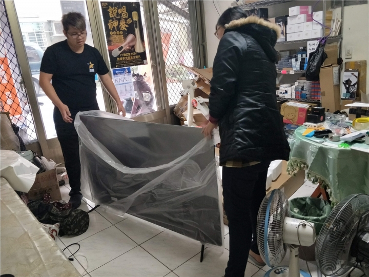 小米電視4代65吋一體式全面屏旗艦影院組!台灣實測110v電壓可以用~