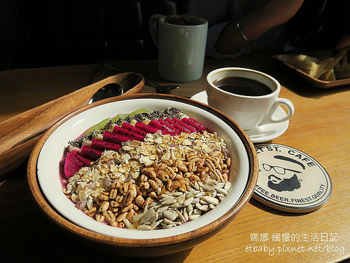 【食記】高雄鼓山|隱密舒適的小店 • 巴西莓果碗~堤貝街咖啡 Tibet St. Coffee
