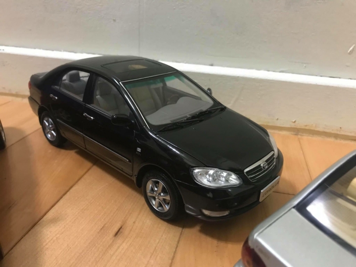 模型車：TOYOTA 豐田 ALTIS 1/18 （ 三色集合 ：紅、黑、金）