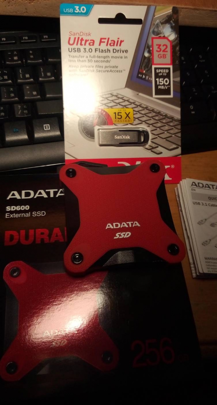 SanDisk 32g 隨身碟 跟 威剛SSD 256g外接硬碟 測速