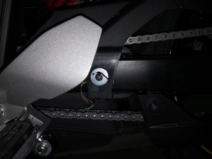 【fzs150】檔車鏈條附近有類似橡皮筋的東西 請問那是什麼？