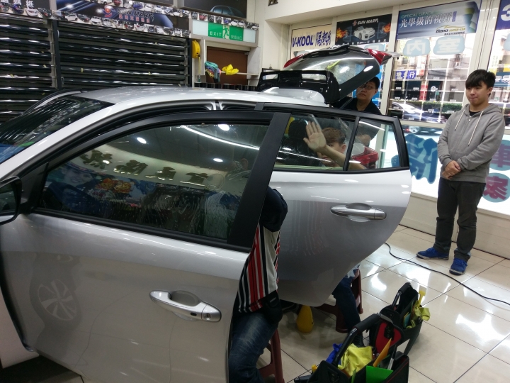 真開箱文   18 Yaris S 銀鴨 購車心得記