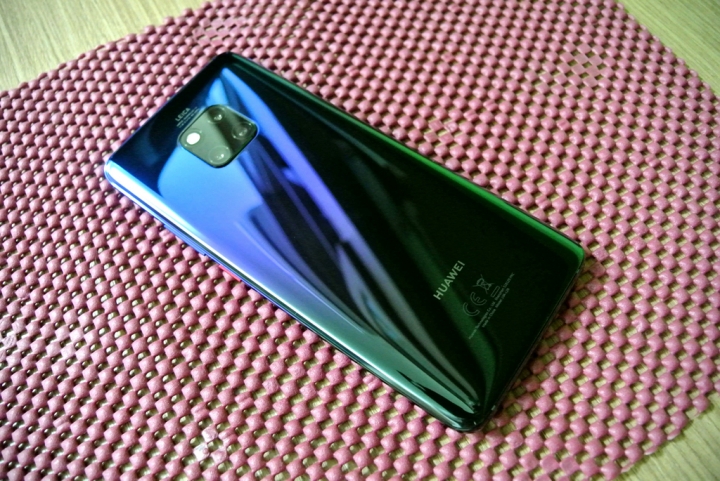 點我看大圖 HUAWEI Mate 20 Pro 極光藍 輕開箱/2日使用心得