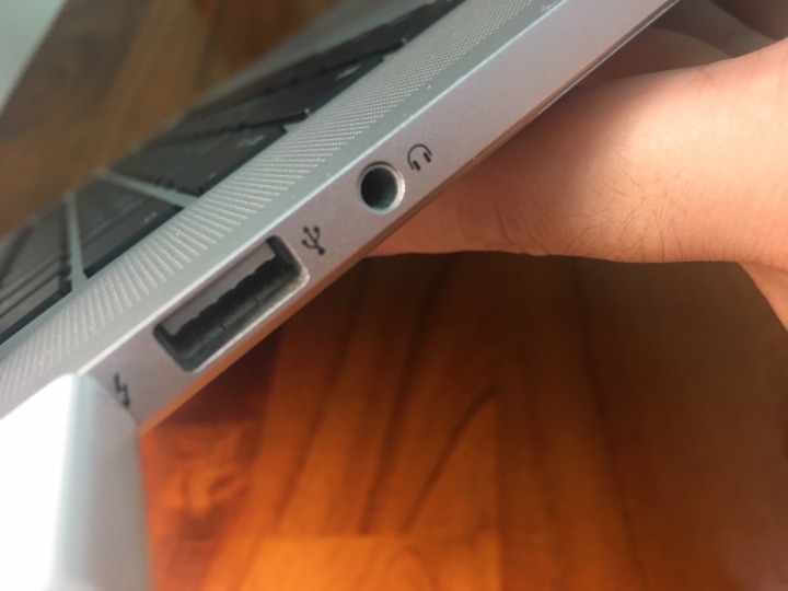 想請問各位MacBook Pro 15 ~3.5mm耳機孔，這樣正常嗎？（附圖）