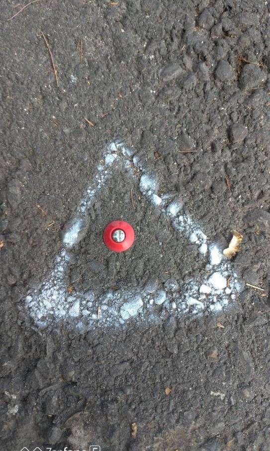 家門口馬路邊的三角形標示