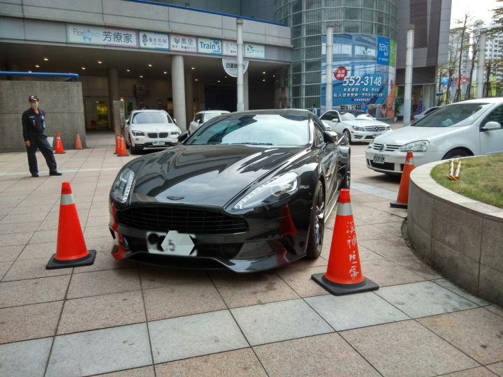 稀有的vanquish carbon edition