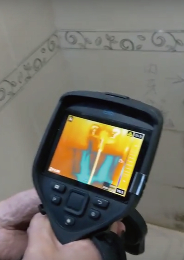 求教-與隔壁浴室漏水共壁我方壁癌