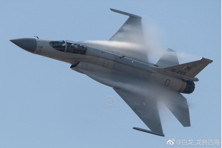 梟龍戰機