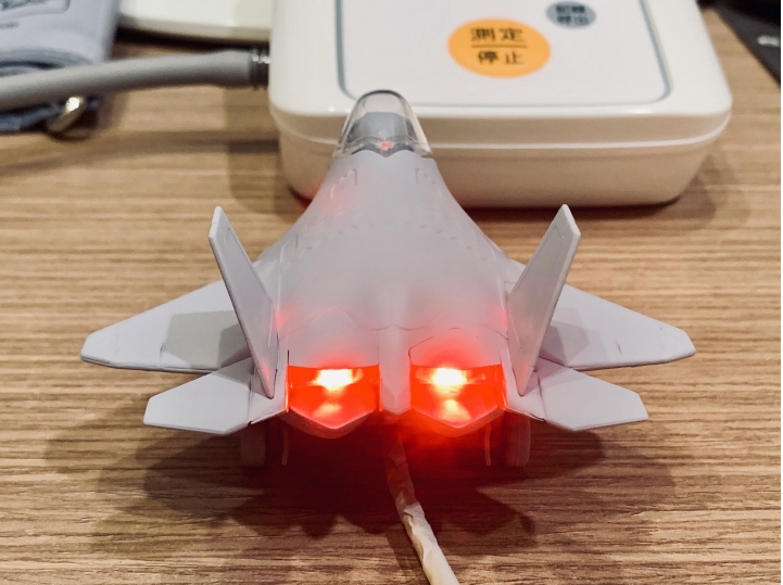 長谷川蛋機：F-22 猛禽 素組&改造推進器發光系統全紀錄