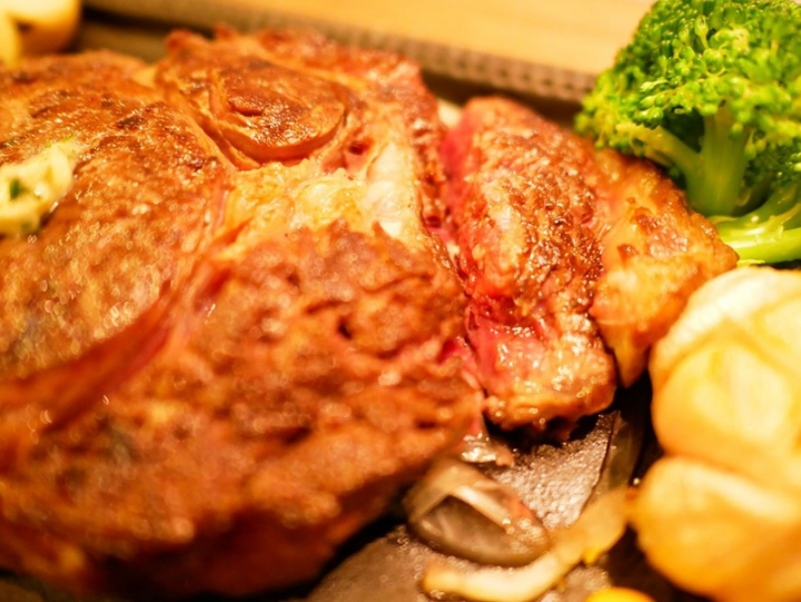 【台北忠孝敦化】ToTsuZen Steak 高貴不貴濕式熟成牛排,想吃多少現切現煎!
