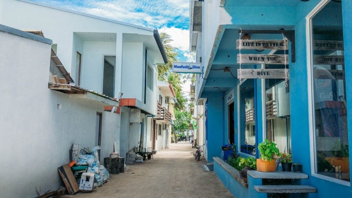 馬爾地夫海島竟然禁止穿比基尼!? 5分鐘帶你環島居民島Maafushi！(上集)｜馬爾地夫 EP 8｜居民島｜旅行，路上。